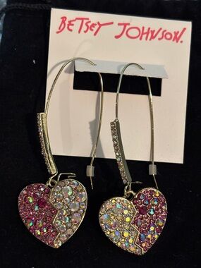✨Betsey Johnson Iridescent & Pink Crystal Heart Drop Earrings✨